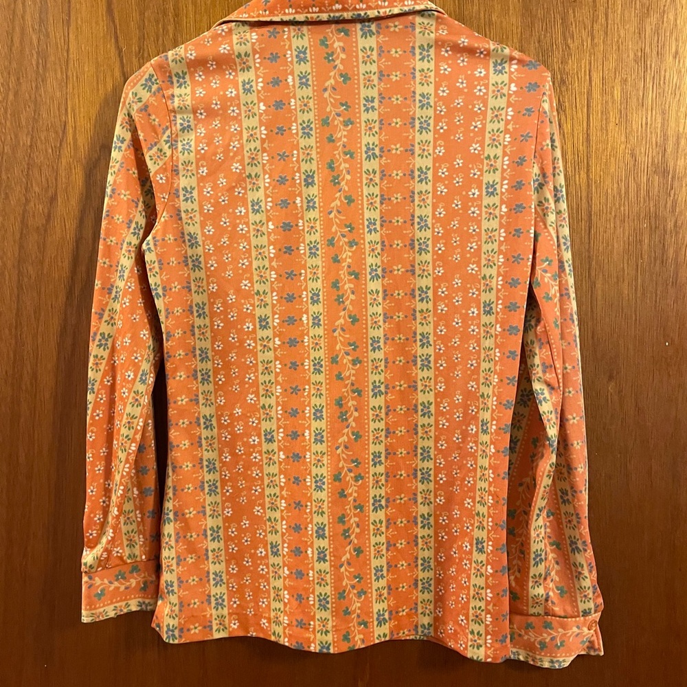 Women’s vintage button down blouse. Size Small.